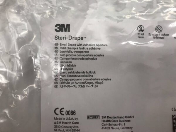 3M 1020 Steri-Drape Small Drape with Adhesive Aperture 40cm x 40cm (15in x 15in)