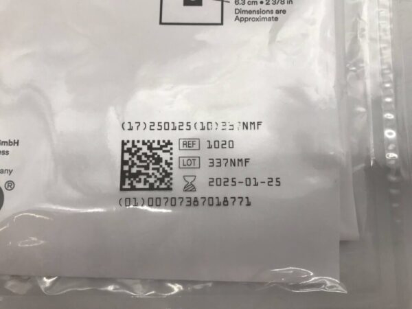 3M 1020 Steri-Drape Small Drape with Adhesive Aperture 40cm x 40cm (15in x 15in)